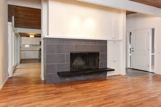 10804 NE 47th St in Kirkland, WA - Building Photo - Building Photo