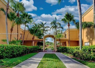 18051 NW 68th Ave in Hialeah, FL - Building Photo - Building Photo