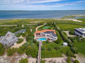 2020 Meadow Ln in Southampton, NY - Building Photo - Building Photo