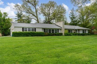 31 S Tealwood Dr in Creve Coeur, MO - Building Photo