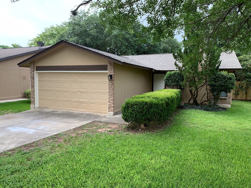 14210 Swallow Dr in San Antonio, TX - Building Photo