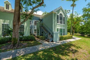 1055 Crystal Way, Unit Bahia Delray in Delray Beach, FL - Building Photo
