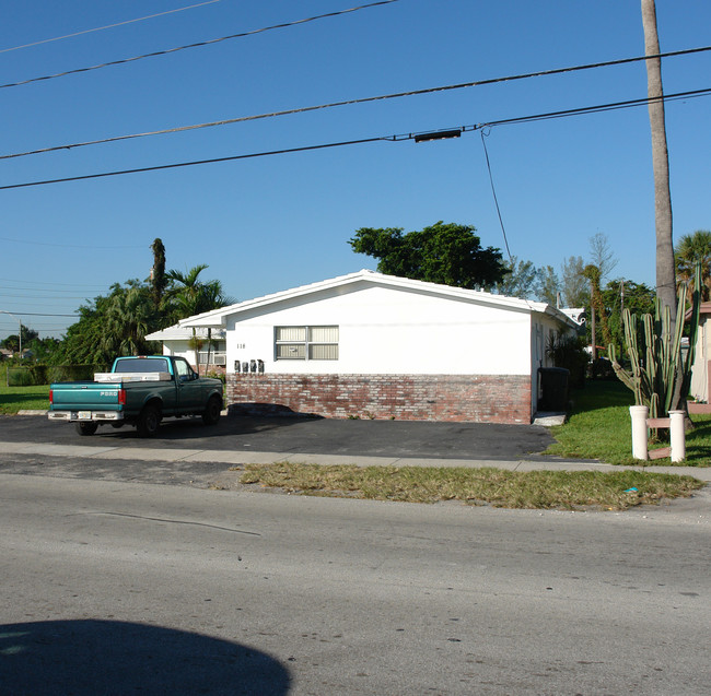 118 Phippen-waiters Rd in Dania, FL - Building Photo - Building Photo