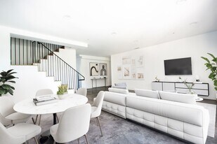 1342 N Highland Ave in Los Angeles, CA - Building Photo