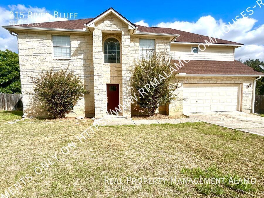 215 River Bluff in Castroville, TX - Foto de edificio