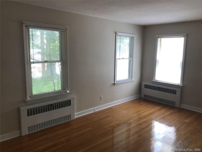 722 Knapps Hwy in Fairfield, CT - Building Photo - Building Photo