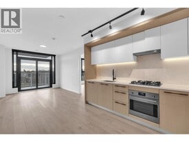 2729 Kingsway in Vancouver, BC - Building Photo