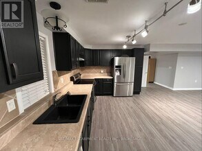 205 Dorchester Dr in Grimsby, ON - Building Photo - Building Photo