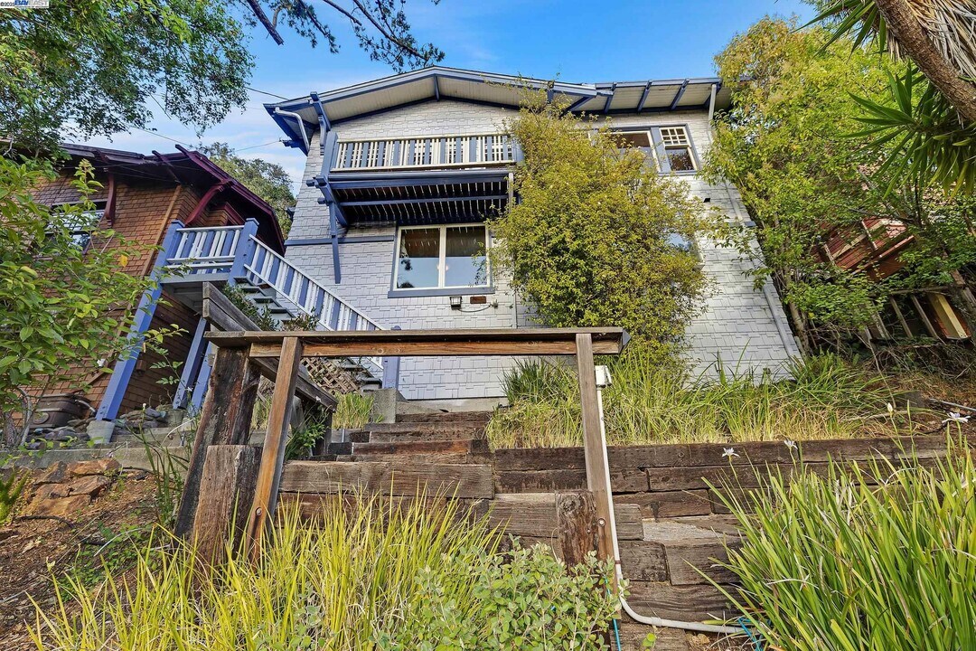 1012 Elbert St in Oakland, CA - Building Photo