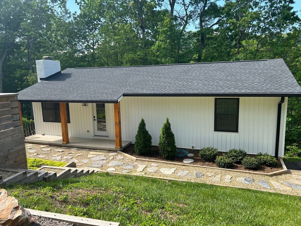 110 Aycock St in Black Mountain, NC - Building Photo