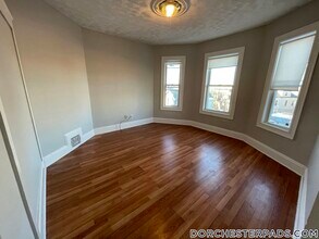 157 E Cottage St in Boston, MA - Foto de edificio - Building Photo