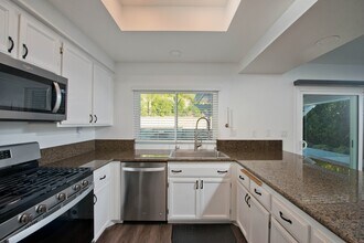 23981 Bennington Dr in Santa Clarita, CA - Building Photo - Building Photo