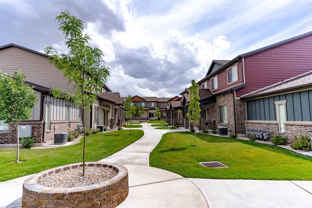 Arcadia Townhomes in Roy, UT - Foto de edificio
