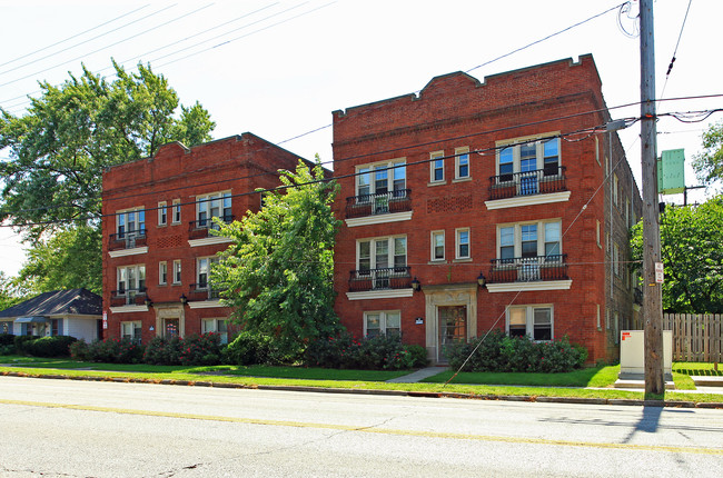 Noble Villa Apartments in Cleveland Heights, OH - Foto de edificio - Building Photo