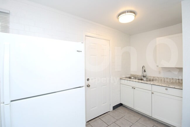 property at 1103 W Sherman St