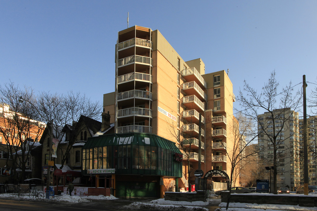 25 Wellesley St E in Toronto, ON - Building Photo