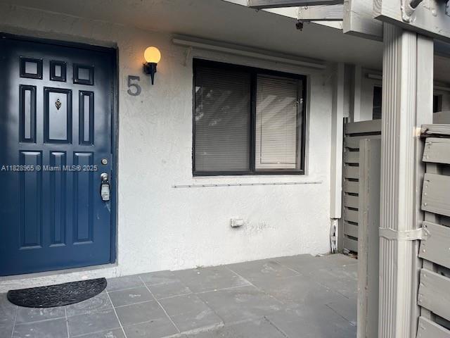 447 Lakeview Dr in Weston, FL - Building Photo - Building Photo