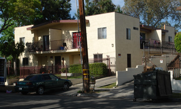 839 N Summit Ave in Pasadena, CA - Foto de edificio - Building Photo