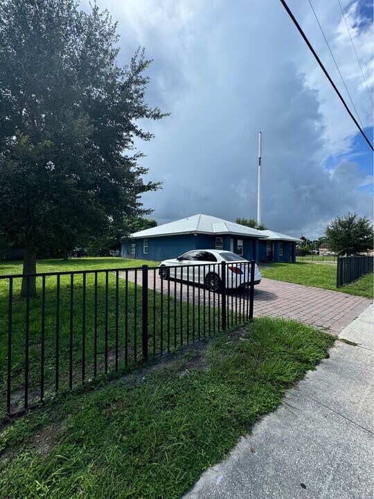 2373 Avenue I in Fort Pierce, FL - Building Photo