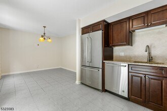 6-06 Cross Meadows in Fair Lawn, NJ - Building Photo - Building Photo