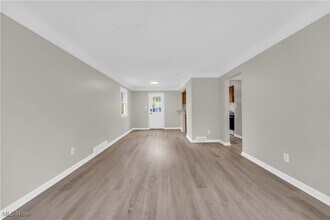 20160 Beachview Dr in Euclid, OH - Building Photo - Building Photo