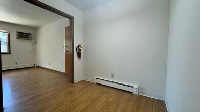614 E Jefferson St in Iowa City, IA - Building Photo - Building Photo