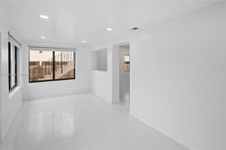 2222 SW 5th St-Unit -A in Miami, FL - Foto de edificio - Building Photo