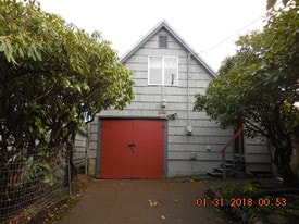 634 NW Lee St in Newport, OR - Building Photo