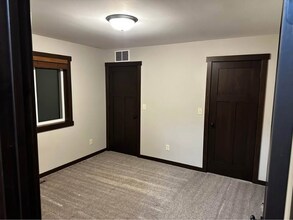 1042 E Madison St in Eau Claire, WI - Building Photo - Building Photo