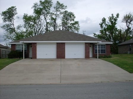 Rainsong Duplex I in Farmington, AR - Building Photo