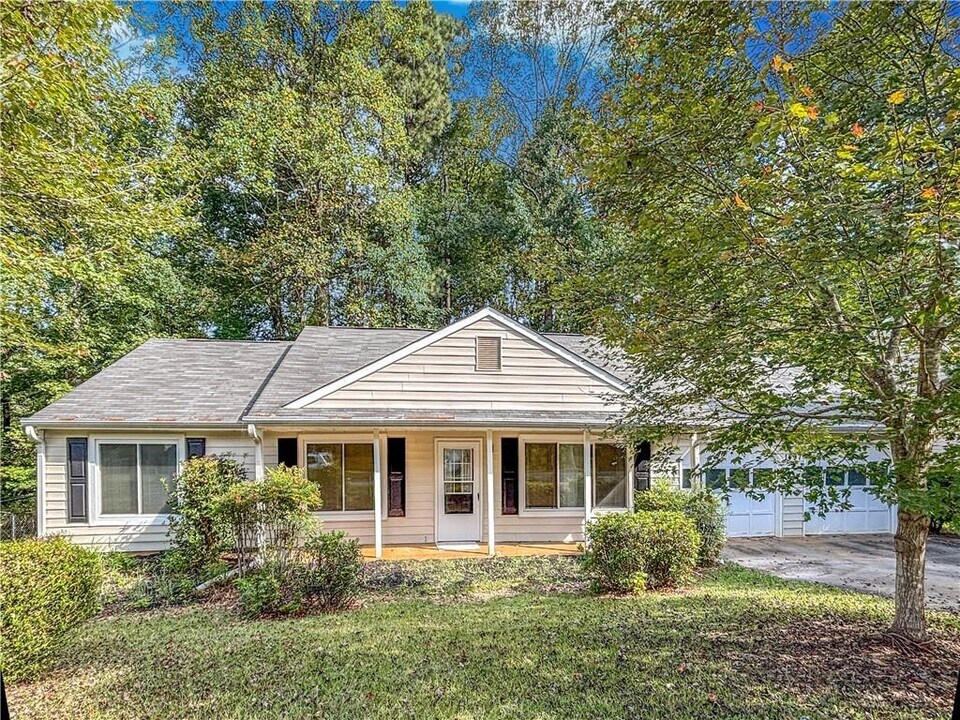 1497 Chaseway Cir in Powder Springs, GA - Building Photo