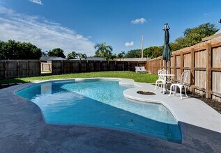 1921 NW 40th Ct in Oakland Park, FL - Building Photo - Building Photo