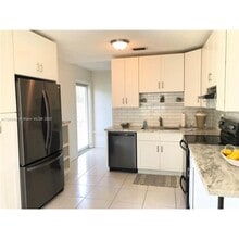 10525 SW 77th Ct in Pinecrest, FL - Foto de edificio - Building Photo