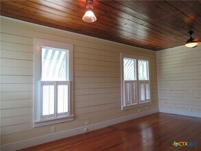 610 E Krezdorn St in Seguin, TX - Building Photo - Building Photo