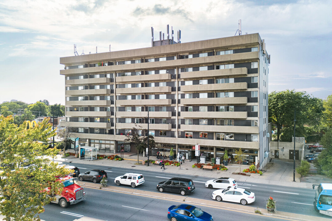 6465 R. Sherbrooke E in Montréal, QC - Building Photo