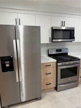 23012 Gilmore St in Los Angeles, CA - Building Photo - Building Photo