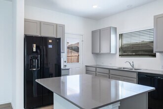 311 Canley Loop in Hutto, TX - Foto de edificio - Building Photo