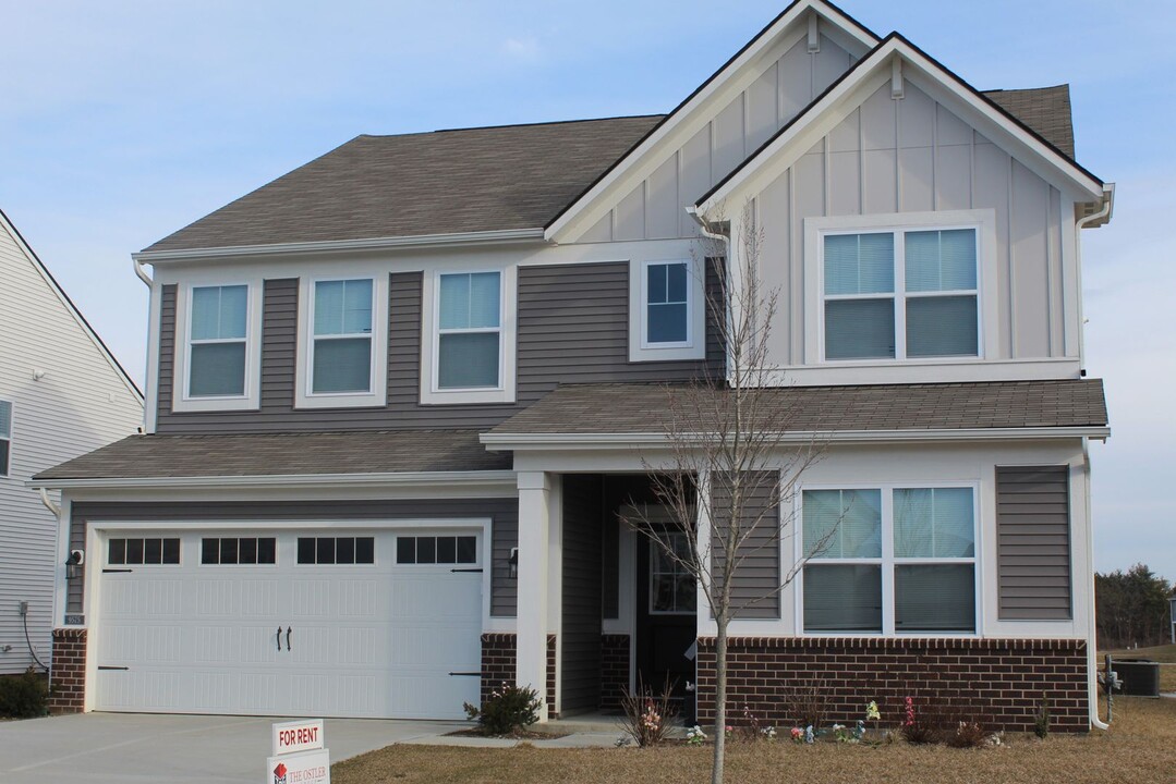 9575 Crossfield Rd in Avon, IN - Building Photo