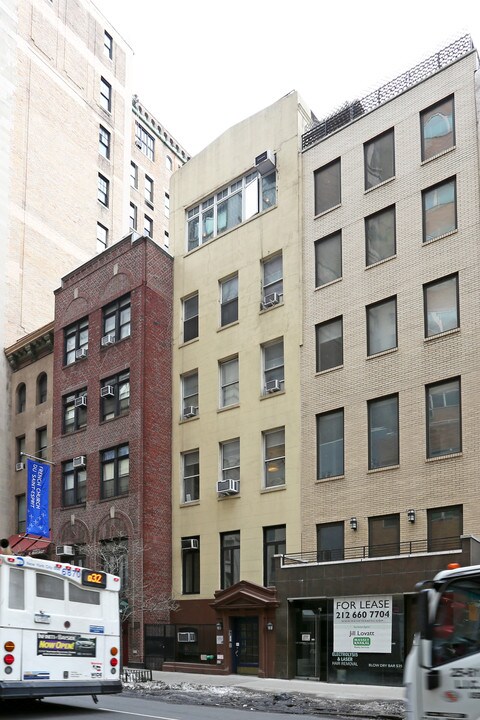 111 E 60th St in New York, NY - Building Photo