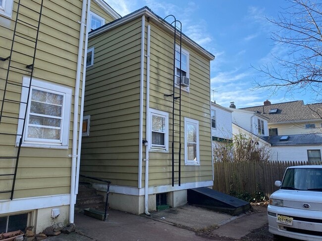 237 Montgomery St in Highland Park, NJ - Building Photo - Building Photo