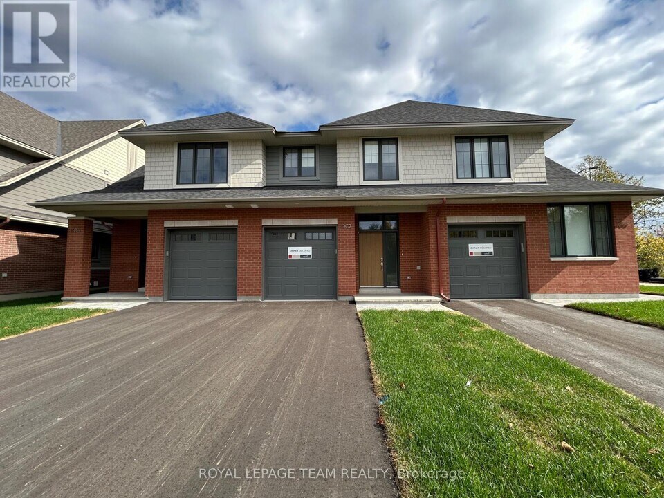 1302 Whitlow Grass Wy in Ottawa, ON - Building Photo