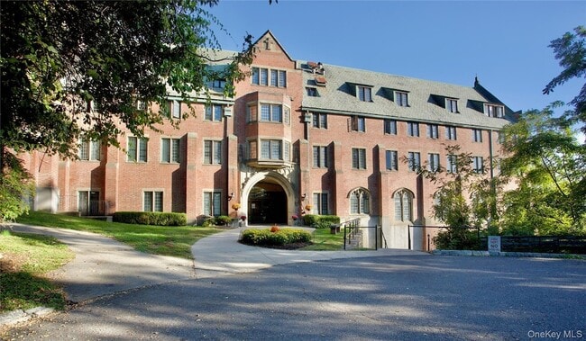 403 Chateau Rive, Unit 403 in Peekskill, NY - Building Photo - Building Photo