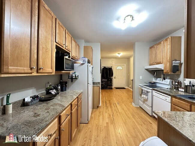 3650 W George St, Unit J05W in Chicago, IL - Building Photo - Building Photo