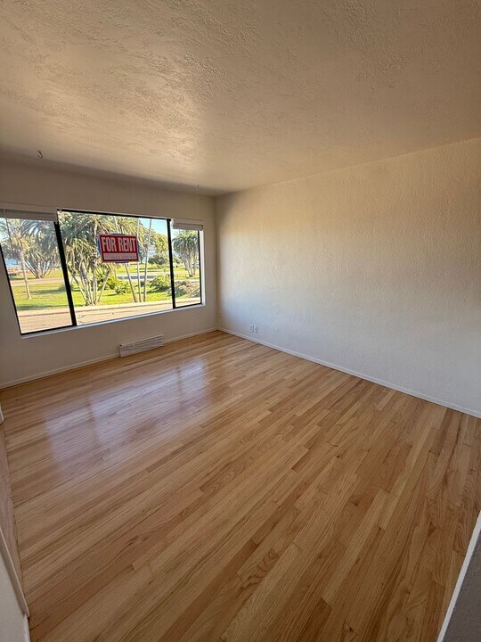 3702-10 Crown Point Dr in San Diego, CA - Foto de edificio