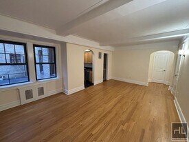 Christopher Street, Unit 1B in New York, NY - Building Photo