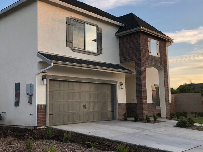 2047 W Sunnyview Ave in Visalia, CA - Foto de edificio - Building Photo