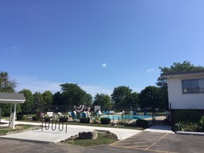 Willow Run of Crest Hill in Crest Hill, IL - Foto de edificio - Building Photo