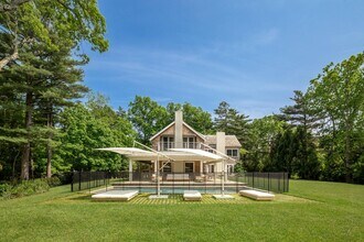 1 Settlement Ct in East Hampton, NY - Building Photo - Building Photo