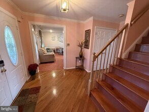 21 Crestview Dr in Kendall Park, NJ - Building Photo - Building Photo