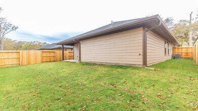 815 Roosevelt St in Navasota, TX - Foto de edificio - Building Photo